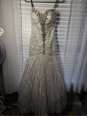 Beautiful Y2k Vibe Vintage Bella by Tony Bowls Strapless Prom Gown - Size 2